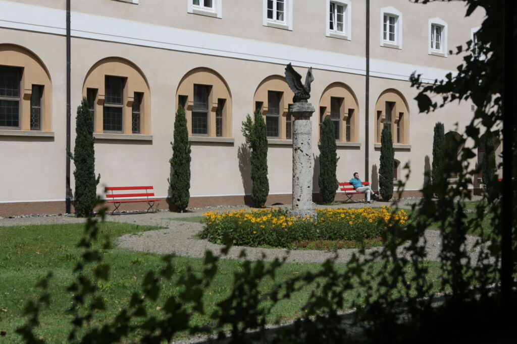 Blick in den Garten des Gästeflügels des Klosters Beuron